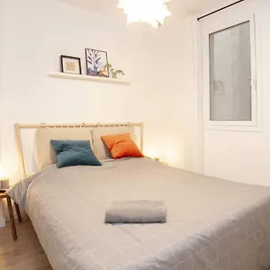 https://chic-modern-2-bedroom-close-to-ramblas.catalonia-hotels.com